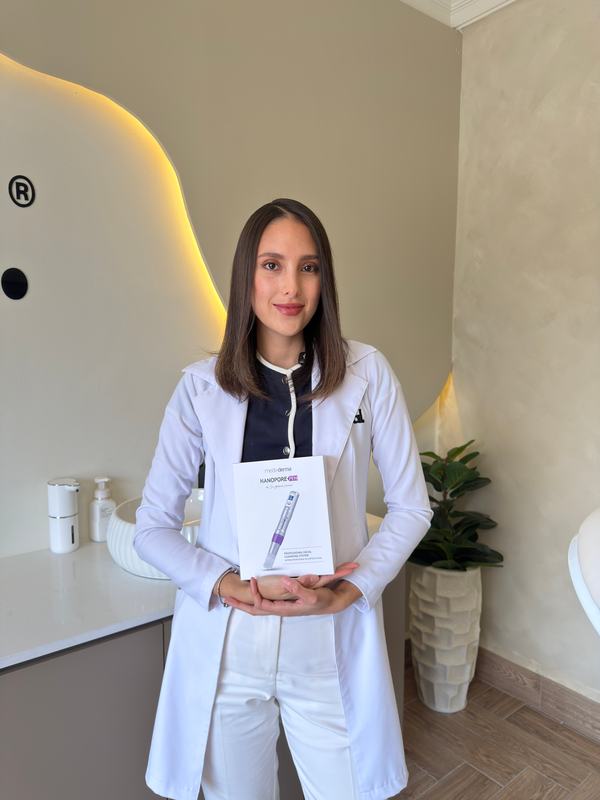 Doctora de Skinical sosteniendo la caja de Nanopore
